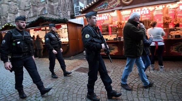 Tốp cảnh sát tuần tra trong chợ (Ảnh: tác giả cung cấp).