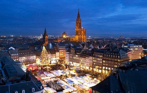Toàn cảnh chợ Noel nhìn từ tháp nhà thờ Notre Dame (Ảnh: tác giả cung cấp).