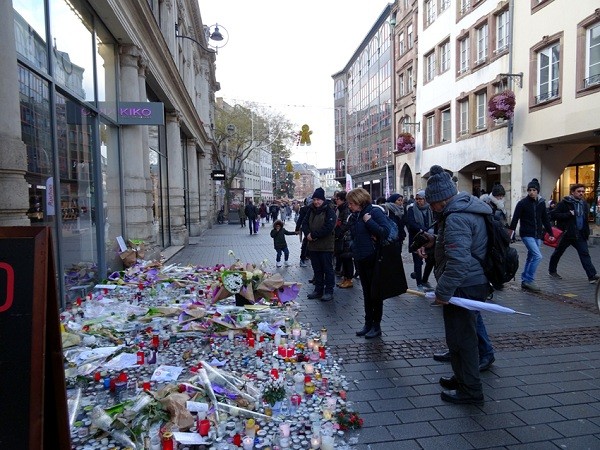 Sau khi đốt nến, nhóm hưu trí Stuttgart đứng mặc niệm các nạn nhân của vụ khủng bố (Ảnh: tác giả cung cấp).