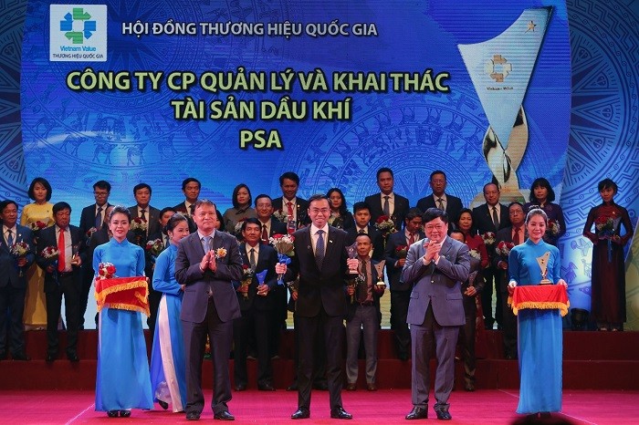 Đại diện PSA nhận biểu trưng Thương hiệu Quốc gia năm 2018.