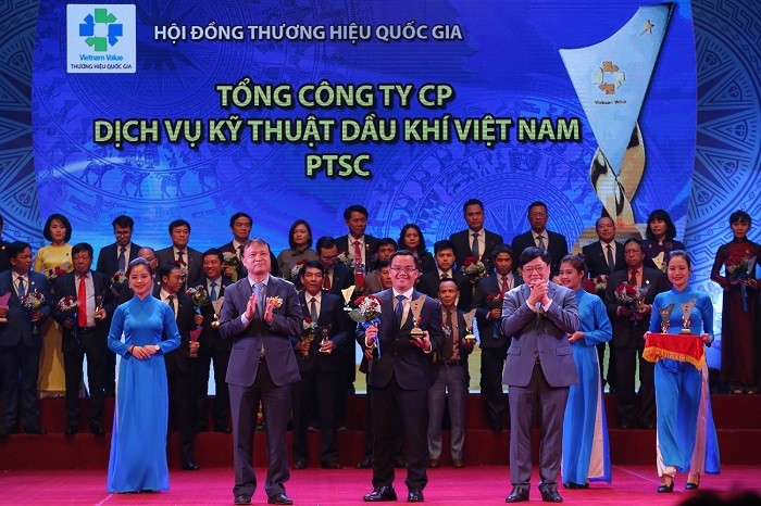 Đại diện PTSC nhận biểu trưng Thương hiệu Quốc gia năm 2018.