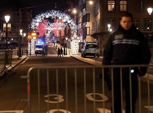 Cảnh sát kiểm tra du khách trước cổng chợ chính ở quảng trường Kleber (Ảnh: tác giả cung cấp).