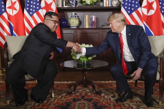 Chủ tịch Triều Tiên Kim Jong-un và Tổng thống Hoa Kỳ Donald Trump trong cuộc gặp tại Singapore ngày 12/6/2018, ảnh: AP.