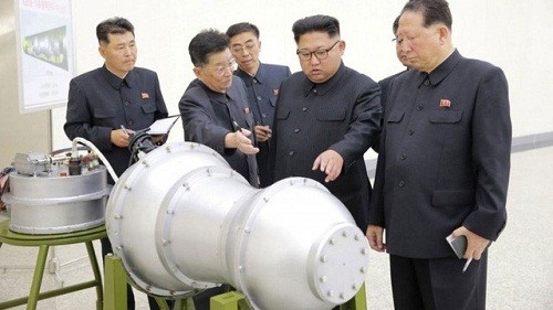 Nhà lãnh đạo Triều Tiên, Kim Jong-un thị sát vật thể được cho là đầu đạn tên lửa (Ảnh: Reuters).