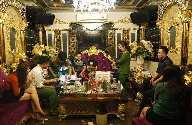 Công an bắt giữ 2 cô giáo đang phê trong tiệc ma tuý ở Hà Tĩnh (Ảnh minh họa: vietnamnet.vn).