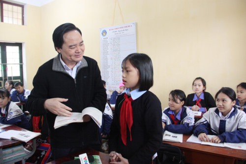 Bộ trưởng Phùng Xuân Nhạ trò chuyện với học sinh của tỉnh Yên Bái (Ảnh minh họa: giaoducthoidai.vn).