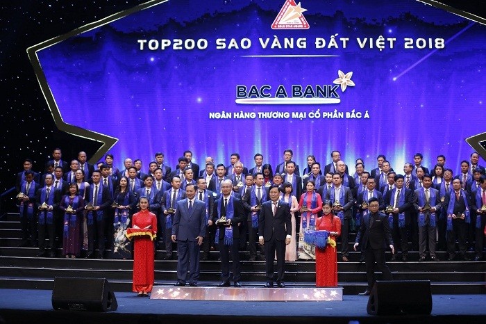 Ông Chu Nguyên Bình, Phó Tổng Giám đốc, đại diện cho BAC A BANK lên nhận Giải thưởng Sao Vàng đất Việt 2018.