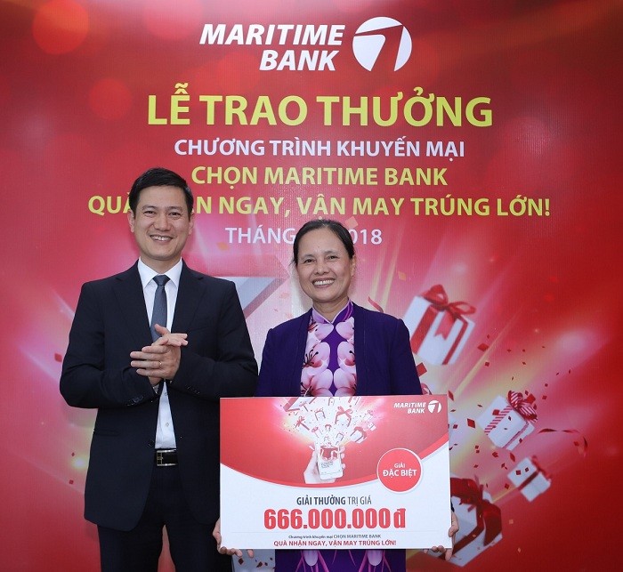 Khách hàng Phạm Thị Hậu đã may mắn nhận được giải thưởng “khủng” 666 triệu đồng của chương trình “Chọn Maritime Bank: Quà nhận ngay – Vận may trúng lớn”.