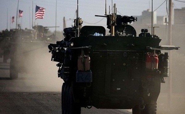Đoàn xe của quân đội Mỹ di chuyển gần làng Yalanli, ngoại ô thành phố Manbij phía bắc Syria (Ảnh: Reuters).