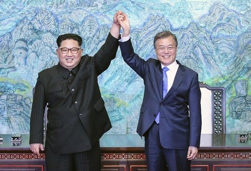 Tổng thống Hàn Quốc Moon Jae-in và Chủ tịch Kim Jong-un đã có 03 cuộc gặp thượng đỉnh trong năm 2018. (Ảnh: AP).