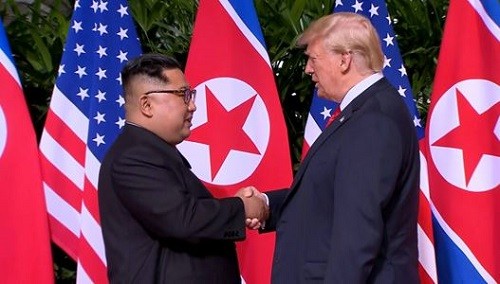 Cuộc gặp lịch sử giữa Tổng thống Mỹ, Donald Trump (phải) và nhà lãnh đạo Triều Tiên, Kim Jong-un (trái) tại Singapore ngày 12/6/2018 (Ảnh: CNN).
