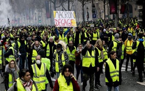 Các cuộc biểu tình bùng phát sau khi chính sách tăng thuê nhiên liệu được chính phủ Pháp công bố (Ảnh: Le Monde).