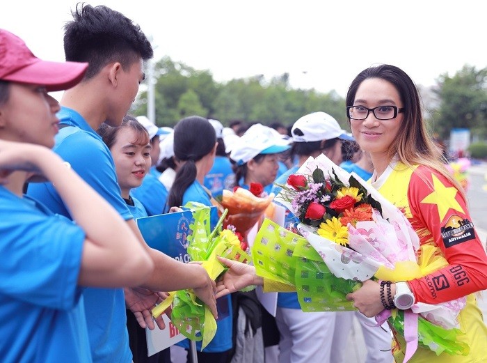 Thanh Vũ tặng hoa động viên cho các vận động viên trước giờ xuất phát.