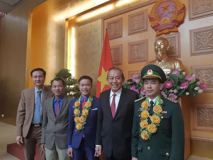 Thầy Hoàng Quốc Quyết (đứng thứ 3 từ trái vào) chụp ảnh lưu niệm cùng Phó Thủ tướng Thường trực Trương Hòa Bình khi ra Hà Nội nhận bằng khen Cán bộ công chức, viên chức trẻ giỏi toàn quốc lần thức V. Ảnh: NVCC