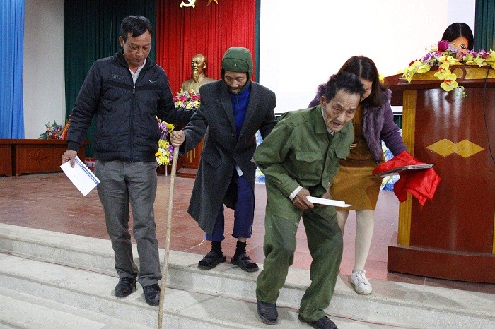 Người dân 4 xã ở huyện Thanh Ba tại lễ trao quà từ thiện ngày 6/1/2019.