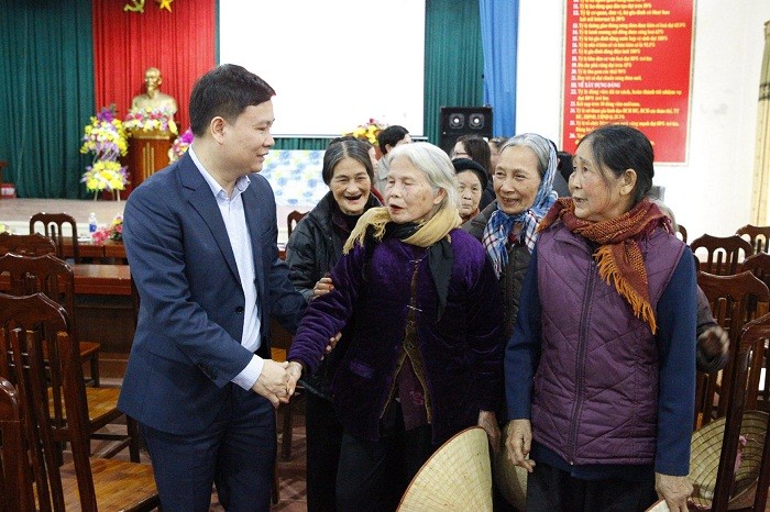 Người dân huyện Thanh Ba cảm động trước tình cảm của Nhà báo Nguyễn Tiến Bình Tổng biên tập Báo Điện tử Giáo dục Việt Nam.