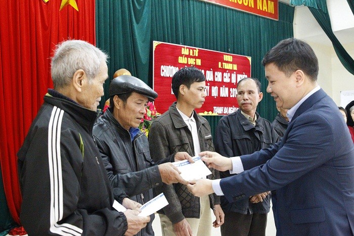 Ông Nguyễn Tiến Bình - Tổng biên tập Báo Điện tử Giáo dục Việt Nam trao quà Tết cho các hộ nghèo tại huyện Thanh Ba.