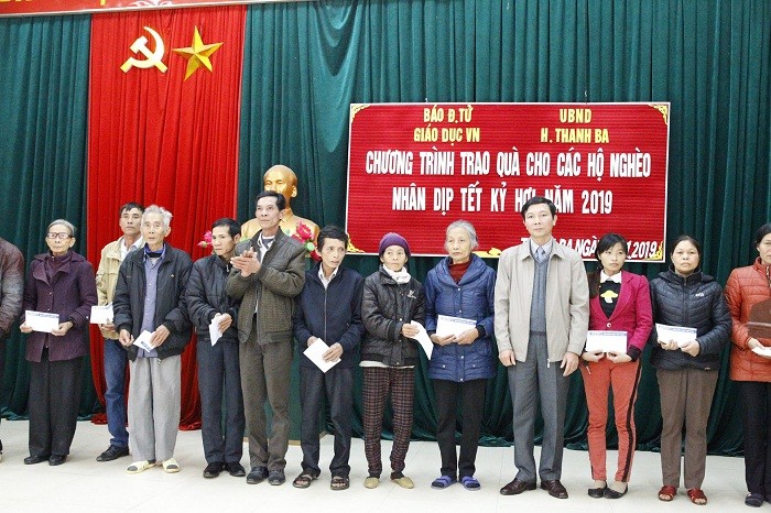 Ông Nguyễn Kim Hải, Phó Chủ tịch huyện Thanh Ba và ông Chu Đăng Doanh Bí thư, Chủ tịch Hội đồng nhân dân xã Thanh Hà trao quà Tết cho các hộ nghèo trong huyện.