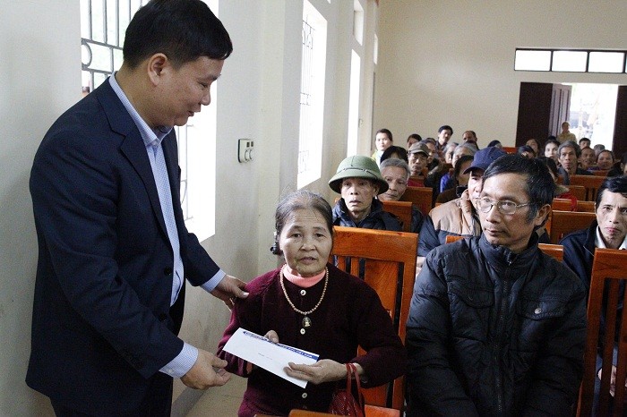 Tổng biên tập Báo Điện tử Giáo dục Việt Nam trao quà tận tay cho bà Trương Thị Sự. Bà Sự sức khoẻ yếu, không tự đi lại được.