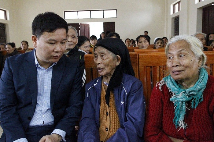 Ông Nguyễn Tiến Bình - Tổng biên tập Báo Điện tử Giáo dục Việt Nam thăm hỏi bà Đỗ Thị Lập hơn 80 tuổi ở xã Sơn Cương. Hiện bà đang phải nuôi một cháu ngoại 11 tuổi. Hoàn cảnh của hai bà cháu rất khó khăn.