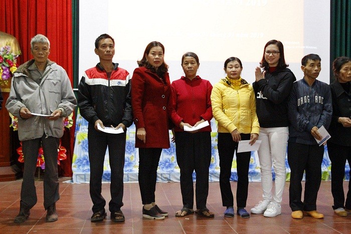 Bà Vi Thọ Lộc Chủ tịch xã Đông Thành và bà Nguyễn Thị Ngọc Vân cán bộ của Báo Điện tử Giáo dục Việt Nam trao quà Tết cho các hộ nghèo huyện Thanh Ba.