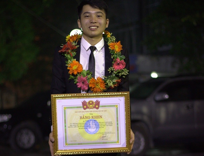 Sinh viên Trần Văn Bắc - Trường đại học Tân Trào nhận Giải thưởng “Sao tháng Giêng” năm 2018 của Trung ương Hội Sinh viên Việt Nam. Ảnh: Công Tiến