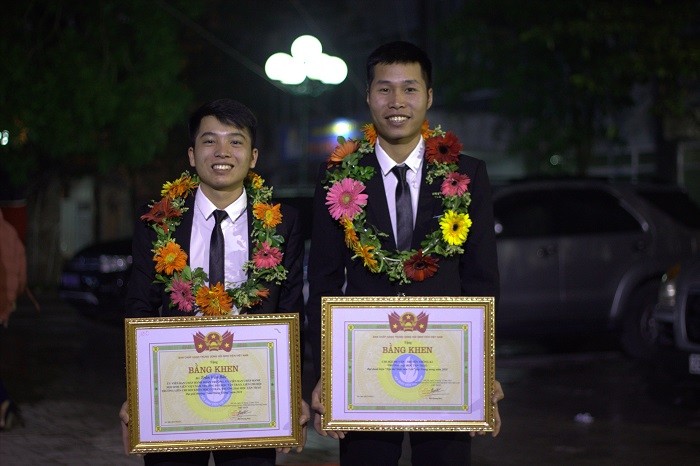 Sinh Viên Trần Văn Bắc (bên trái) và sinh viên Nguyễn Đức Tân đại diện đi nhận giải cho tập thể đạt danh hiệu “Tập thể sinh viên 5 tốt” cấp trung ương 2018. Ảnh: Công Tiến