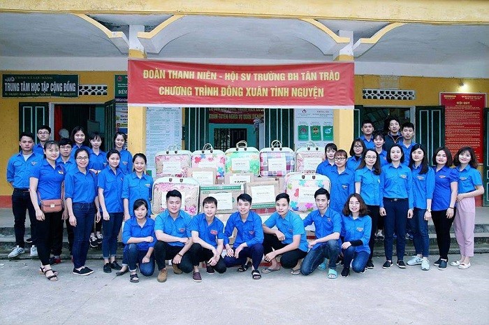 Sinh viên Trần Văn Bắc (ngồi giữa hàng đầu) tham gia hoạt động tình nguyện của Đoàn Thanh Niên - Hội sinh viên Trường đại học Tân Trào. Ảnh: NVCC