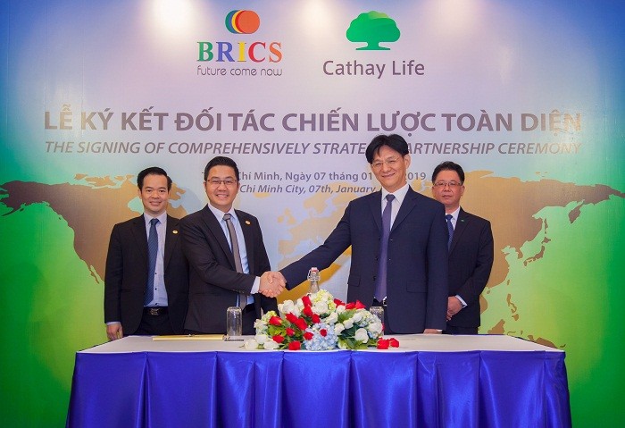 Đại diện BRICS Việt Nam – Tổng Giám đốc Lê Thế Khoa (trái) và ông ERIC WU - Phó Tổng Giám đốc Cathay Việt Nam thiết lập quan hệ hợp tác chiến lược toàn diện.