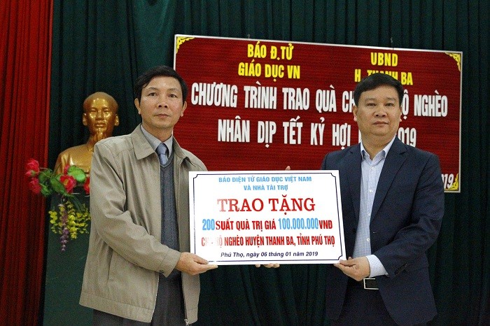 Ông Nguyễn Tiến Bình (bên phải), Tổng biên tập Báo điện tử Giáo dục Việt Nam và ông Nguyễn Kim Hải, Phó Chủ tịch huyện Thanh Ba trong buổi lễ trao quà từ thiện tại huyện Thanh Ba.