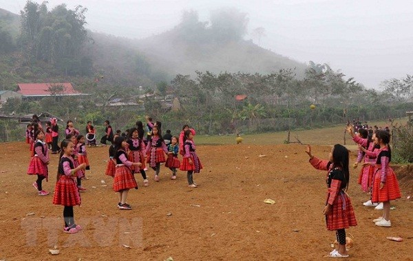 Trẻ em dân tộc Mông ở thị trấn Nông trường Mộc Châu, huyện Mộc Châu, tỉnh Sơn La, vui chơi trong ngày Tết. (Ảnh: Nguyễn Cường/TTXVN)