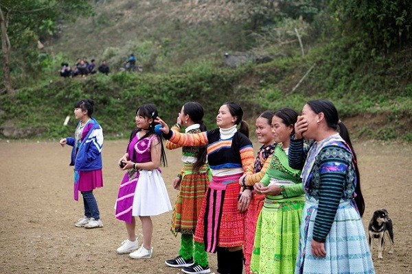 Các chàng trai, cô gái người Mông ở xã Hồng Ngài, huyện Bắc Yên tham gia trò chơi ném Pa Pao. (Ảnh: Hữu Quyết/TTXVN)