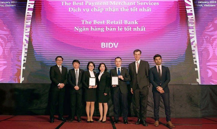 Đại diện BIDV nhận giải &quot;Ngân hàng bán lẻ tốt nhất Việt Nam 2019&quot; và &quot;Ngân hàng có dịch vụ chấp nhận thẻ và quản lý dòng tiền tốt nhất Việt Nam 2019&quot;.