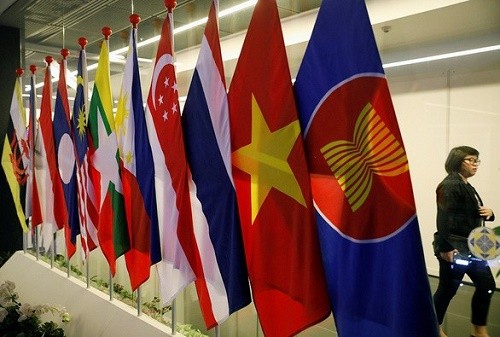 Quốc kỳ các nước thành viên ASEAN tại Hội nghị cấp cao ASEAN 33 (Ảnh: Reuters).