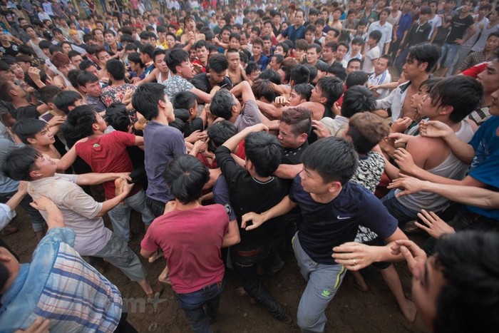 Hàng trăm thanh niên lao vào cướp phết. ảnh: TTXVN.