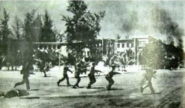 Quân tình nguyện Việt Nam và lực lượng vũ trang yêu nước Campuchia tấn công giải phóng PhnomPenh. Ảnh tư liệu.