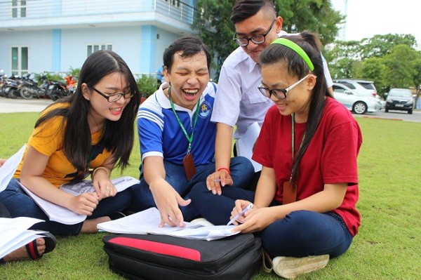 Phan Tích Thiện (thứ hai từ trái sang) cười tươi khi trao đội nội dung bài học cùng bạn ở Đại học Văn hiến - Ảnh: P.N