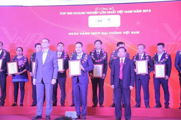 Đại diện PVCombank đón nhận Giấy chứng nhận Top 500 Doanh nghiệp lớn nhất Việt Nam 2018.