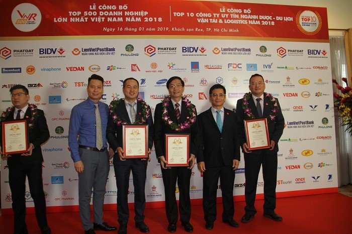 Đại diện Tập đoàn Dầu khí Việt Nam cùng các doanh nghiệp dầu khí tại Lễ công bố Top 500 Doanh nghiệp lớn nhất Việt Nam.