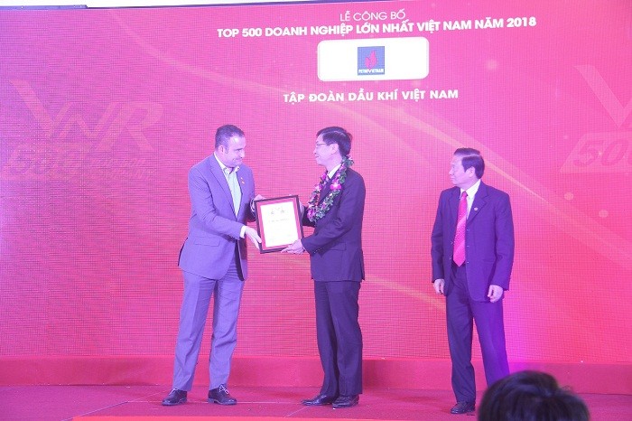 Ông Trần Quang Dũng- Trưởng ban Truyền thông và Văn hoá doanh nghiệp, đại diện Tập đoàn Dầu khí Việt Nam đón nhận Giấy chứng nhận Top 50 Doanh nghiệp lớn nhất Việt Nam.