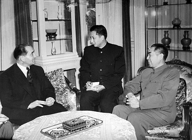 Chu Ân Lai (phải) gặp Chủ tịch Hội đồng bộ trưởng Pháp Mendès France (trái) tại Hội nghị Geneva 1954, ảnh: Getty.