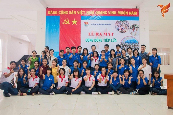 Em Nguyễn Thị Minh Hiển - Đại học Phạm Văn Đồng, Quảng Ngãi (áo phông trắng, đứng giữa) trong một hoạt động của Hội sinh viên. Ảnh: NVCC