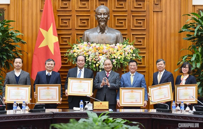 Thủ tướng tặng bằng khen cho các thành viên của Tổ công tác (Ảnh: VGP).