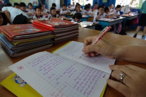 Bộ Giáo dục và Đào tạo ban hành Chỉ thị nhằm giảm gánh nặng hồ sơ, sổ sách cho giáo viên (Ảnh minh họa: theo Báo Giáo dục và Thời Đại).