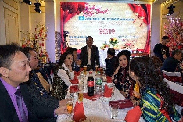 Ban tổ chức Trung tâm thương mại Đồng Xuân khai mạc buổi liên hoan chúc mừng năm mới 2019.
