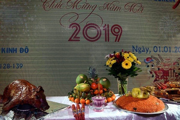 Không khí tết Việt được trang bầy thành kính trên bàn thờ của buổi lễ.