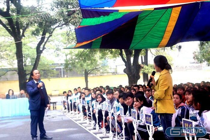 Giáo sư Nguyễn Lân Dũng trò chuyện cùng các em học sinh Trường trung học phổ thông Đường An (Ảnh: Vũ Ninh).