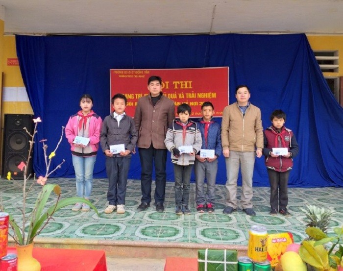 Đồng chí Ly Mí Ná – Chủ tịch Ủy ban nhân dân xã và đồng chí Đỗ Trường Long – Hiệu trưởng nhà trường trao thưởng cho các lớp đạt giải.