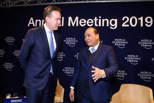 Thủ tướng Nguyễn Xuân Phúc và Chủ tịch WEF Borge Brende. Ảnh: TTXVN.