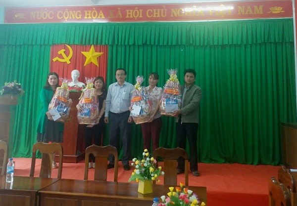 Sở Giáo dục và Đào tạo Quảng Ngãi trao quà tết cho giáo viên.